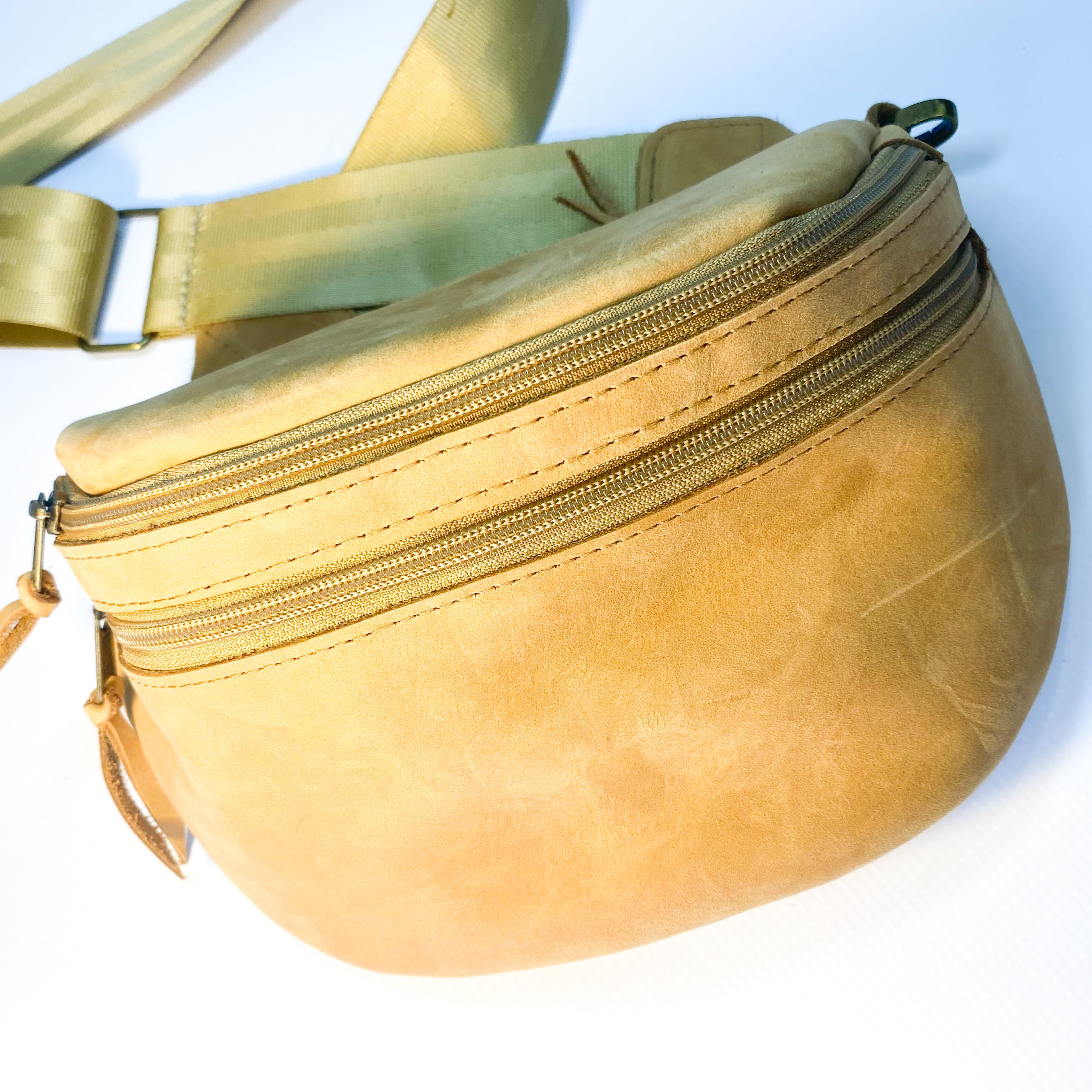 Gia leather tan moonbag